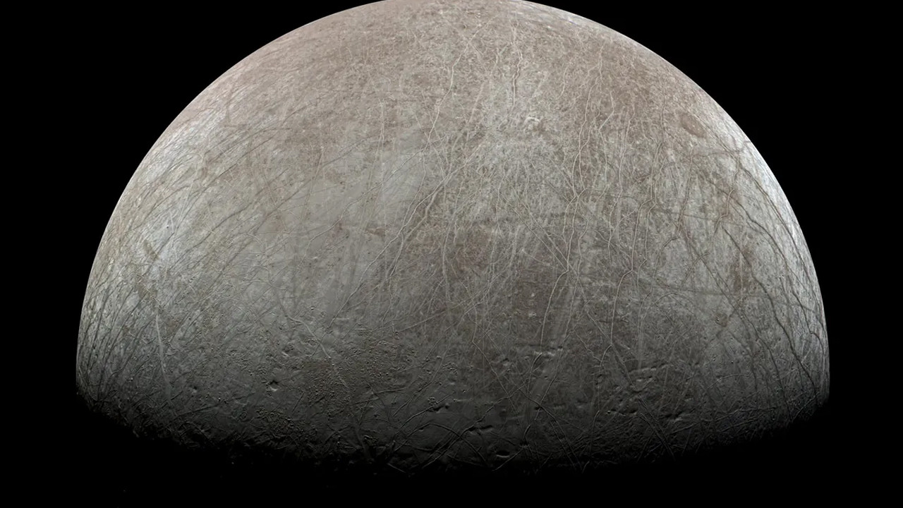 Juno, Jupiter uydusu Europa'nın 20 yıl sonra çekilen ilk yeni, büyüleyici ve çok net fotoğraflarını Dünya'ya gönderdi
