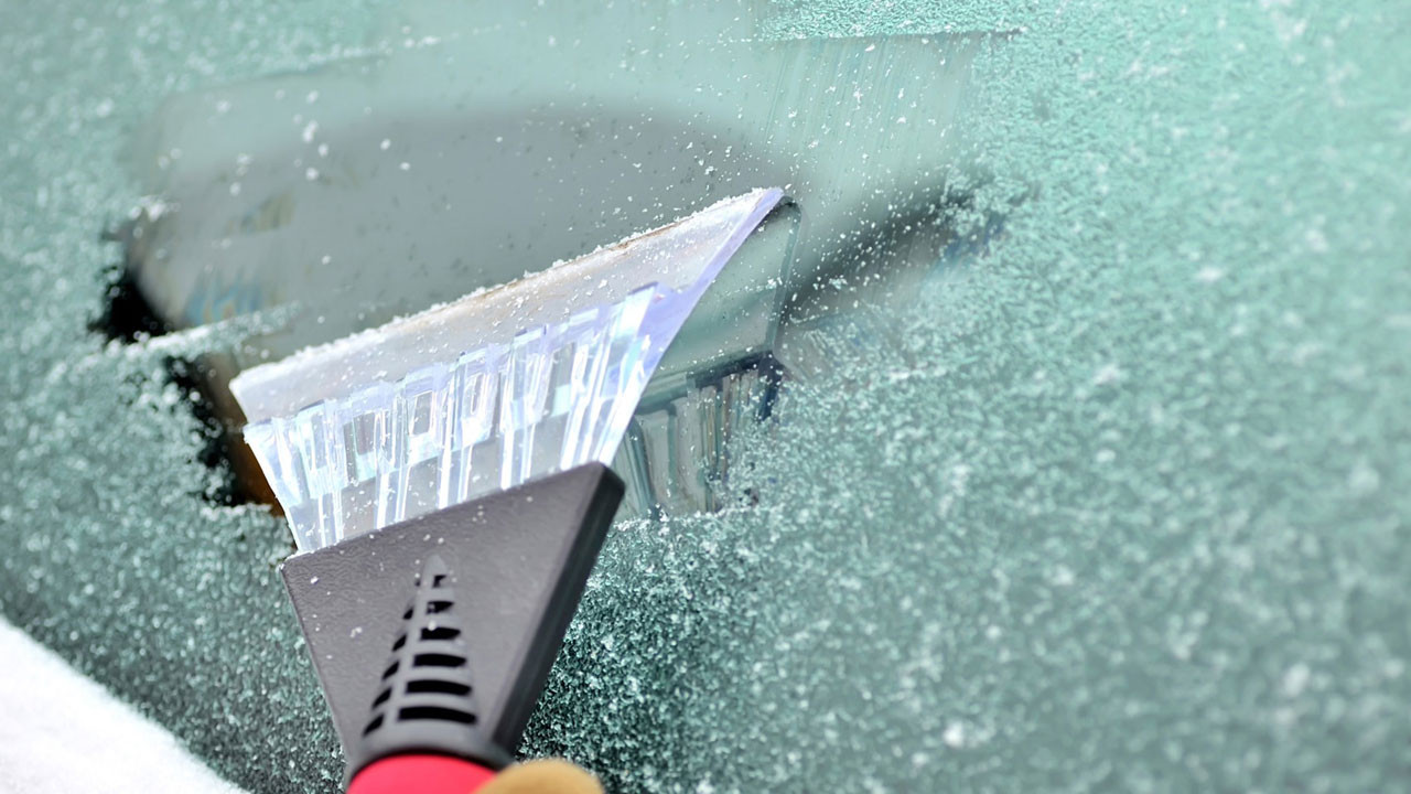 Arabanın camındaki buz nasıl temizlenir? 4 pratik ev çözümü...