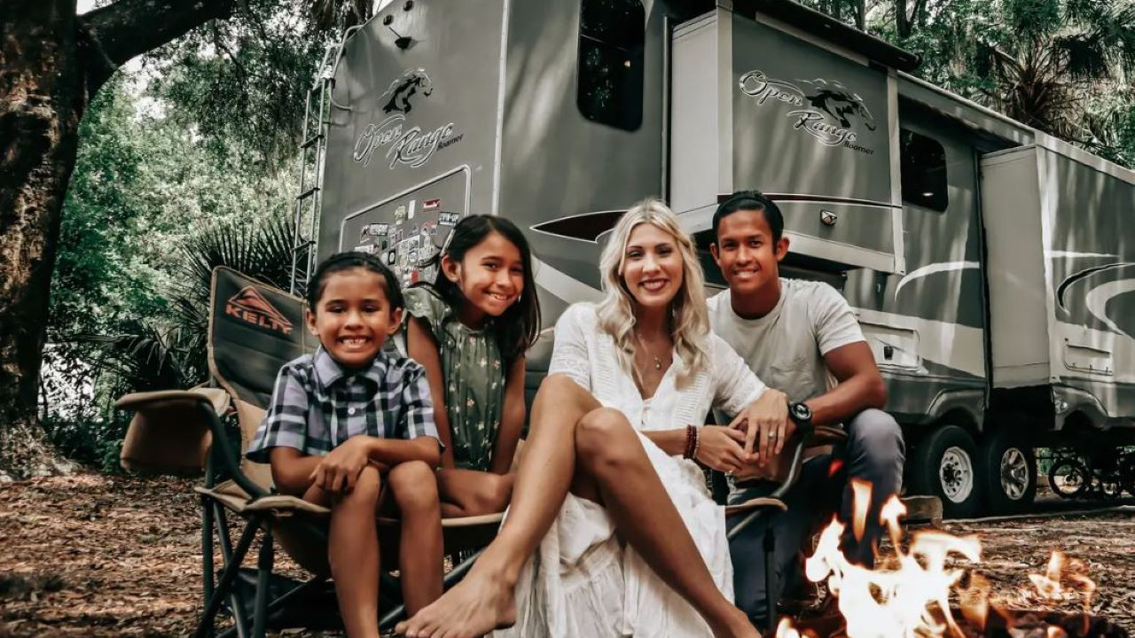 Çürümek üzere olan karavanı aldılar, eve çevirdiler: İçi şimdi böyle görünüyor