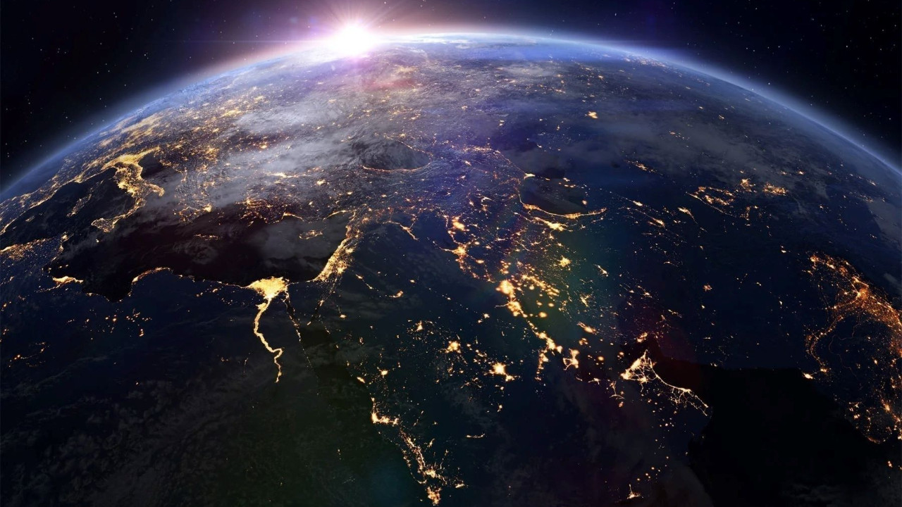 Dünya'nın artık bir yeni yarı ayı daha var