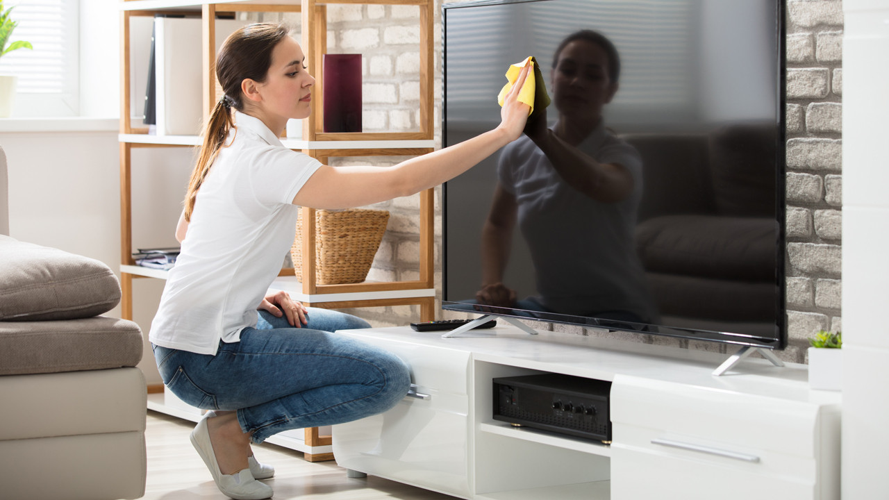 TV ekranı ve TV kumandası nasıl temizlenir? İşte bu işin basit kuralları