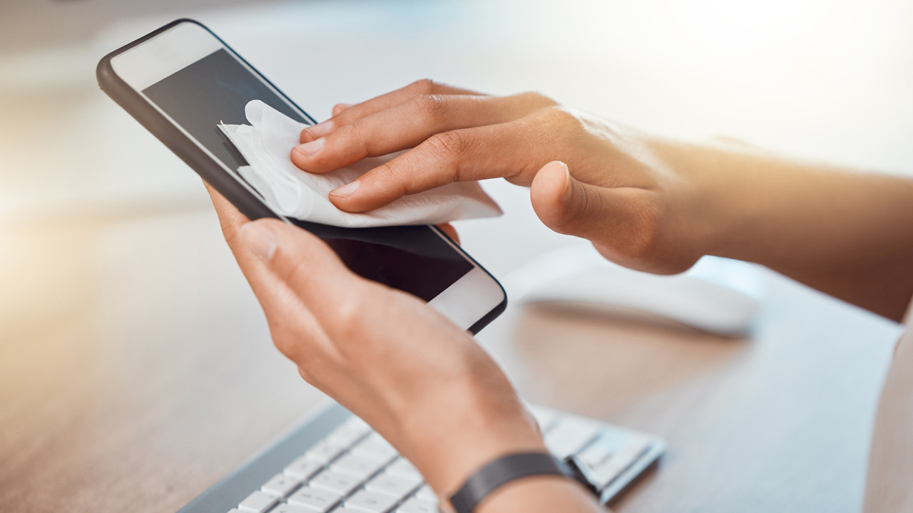 Parmak izlerinden kurtulun: Telefon ekranı nasıl temizlenir?