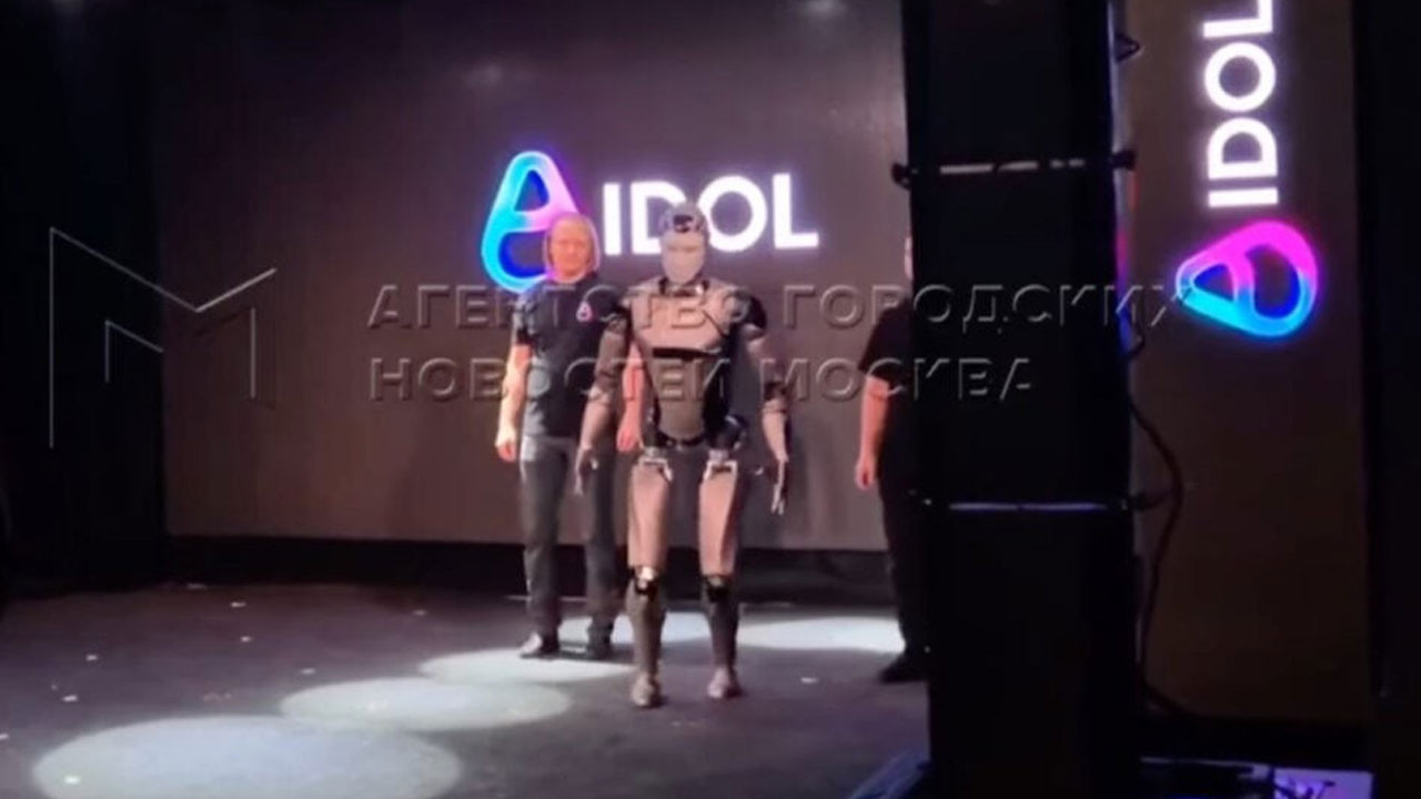 Rusya'daki insansı robot tanıtımında utandıran an