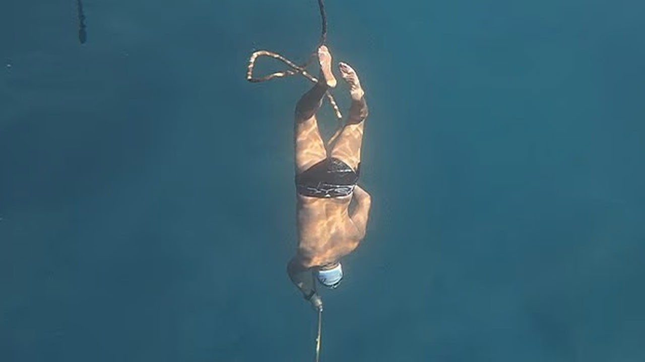 Suyun altında iki rekor birden: Biri buza daldı, diğeri nefesini tuttu!