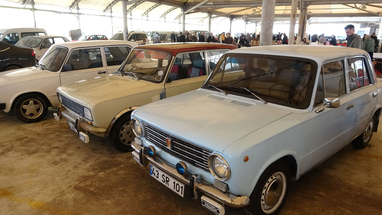 Antika Pazarı'nda nostalji rüzgarı: Klasik arabalar sergilendi