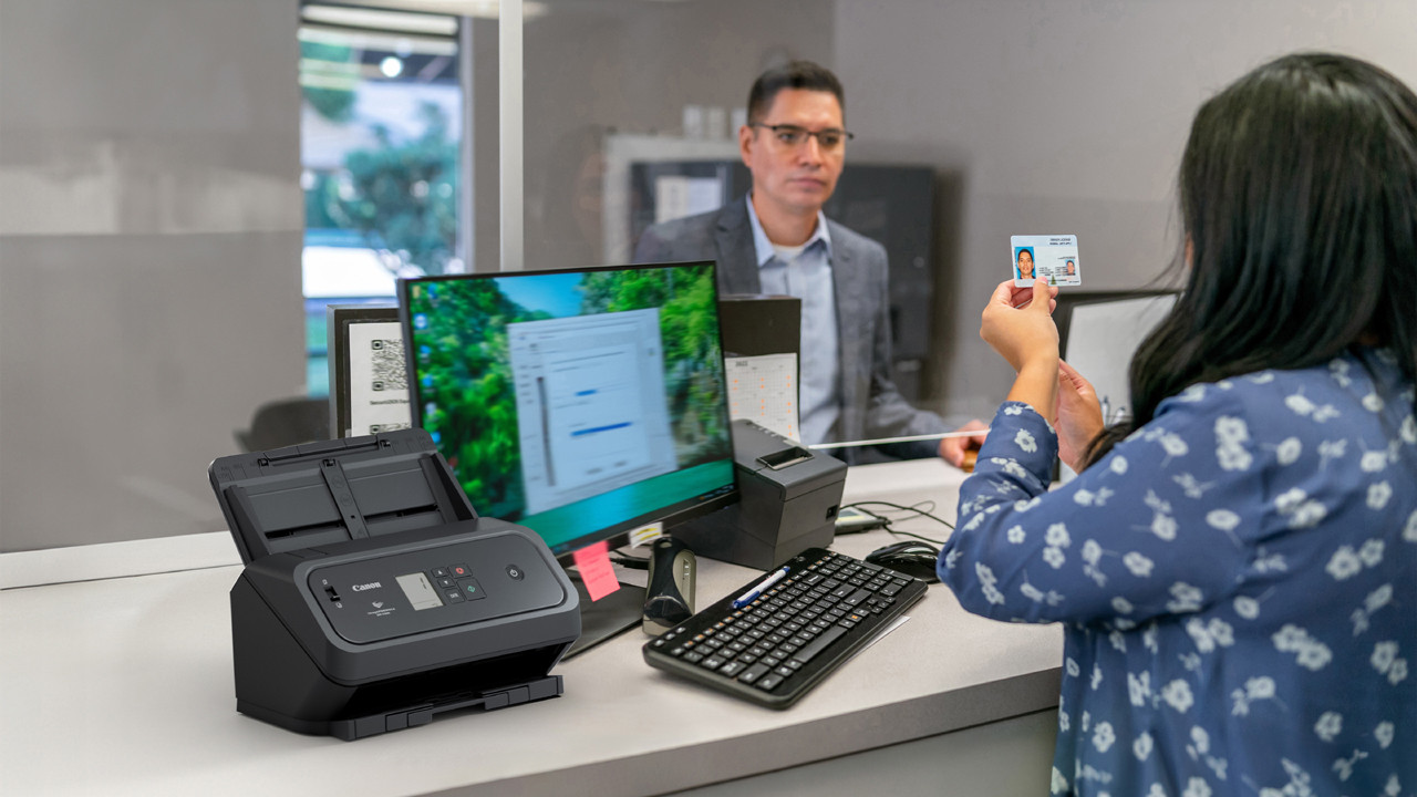 Canon, yeni kompakt DR-C350 ve DR-C340 tarayıcılarını tanıttı: Kimlik kartlarını kılıfsız tarama özelliği