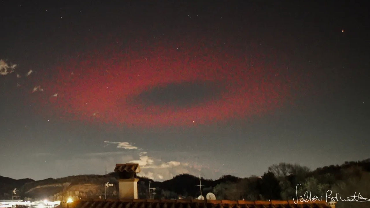 İtalya üzerinde UFO benzeri kırmızı ışık: Aslında neydi, nasıl fotoğraflanabildi?