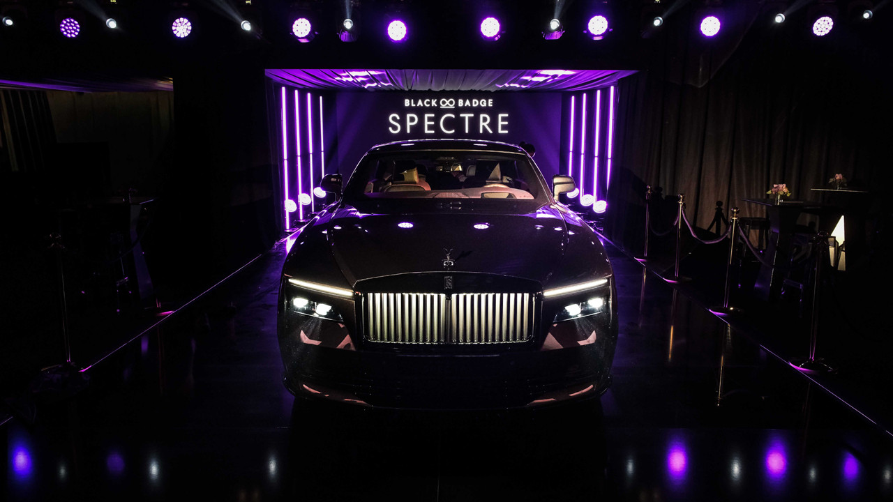 Rolls-Royce’un en güçlü modeli Black Badge Spectre Türkiye’de tanıtıldı! İşte özellikleri!