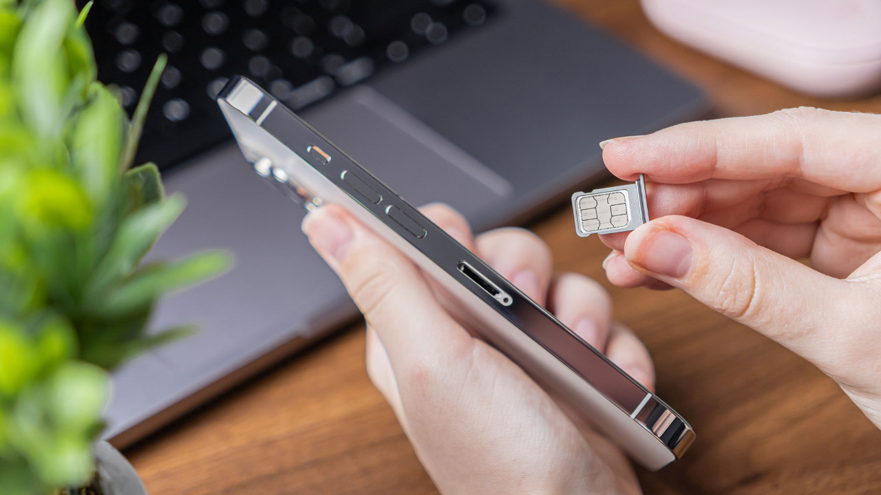 Katlanabilir iPhone için radikal karar: SIM kartlar tarih oluyor