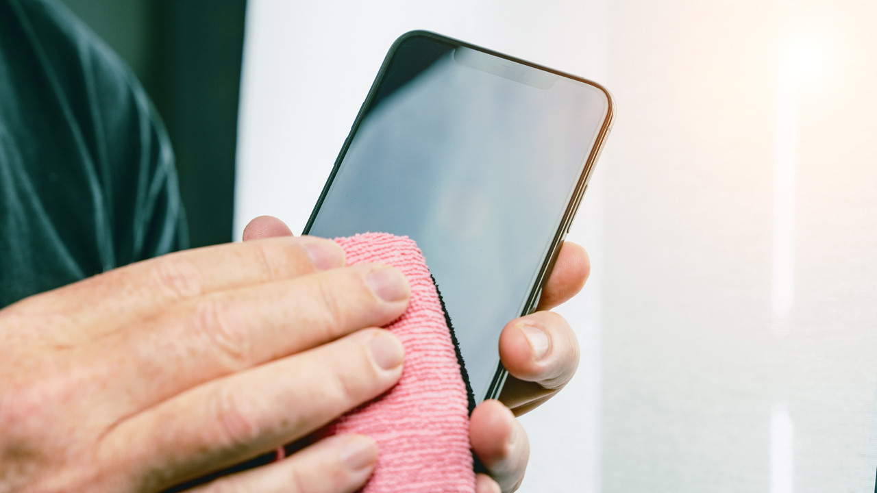 Telefon ekranını temizlerken yapılan en büyük hata: Cihazınıza kalıcı hasar veriyor!