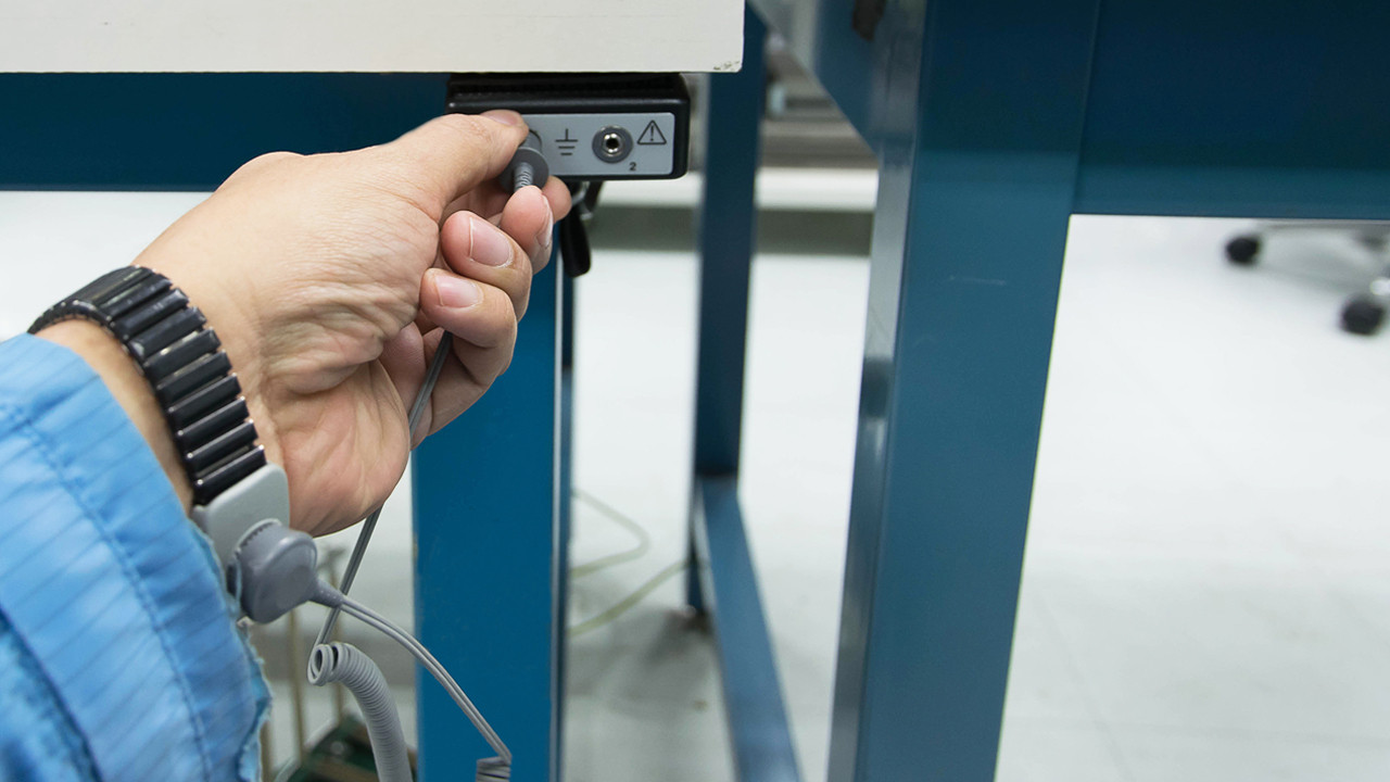 Bilgisayar toplarken neden bileklik takmalısınız?