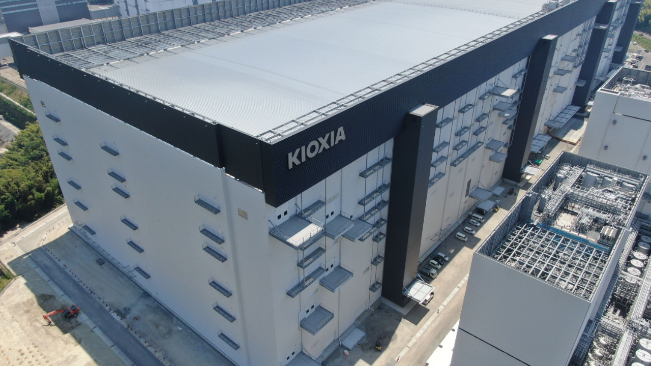 Bir bellek yongası nasıl üretilir? Kioxia fabrikasının kapıları ilk kez açıldı