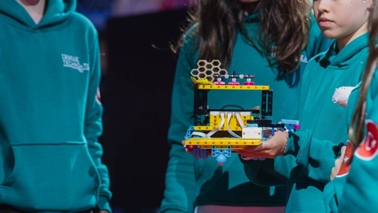 Dev arenada Türk rüzgarı: Robotex International'da 6 dünya derecesi birden