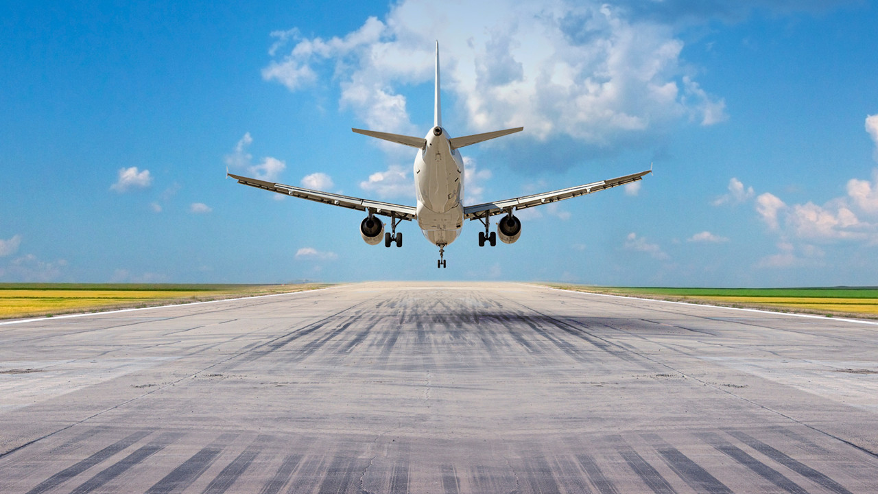 Pilotlar cevap vermedi, uçak kendi kendine indi!