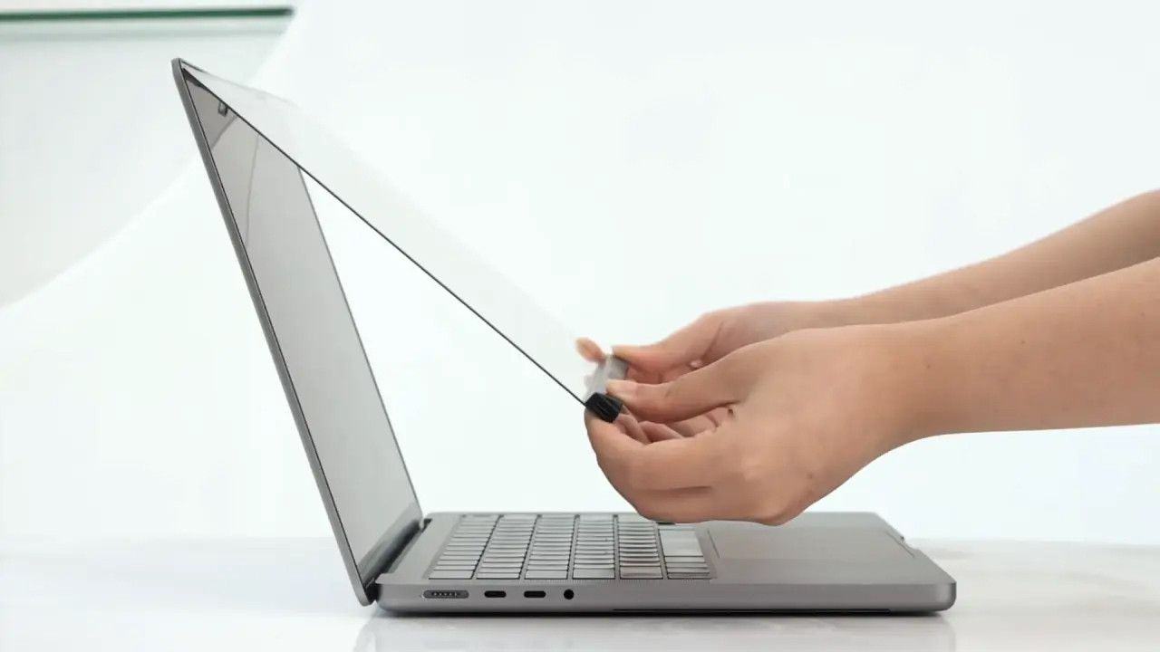 Apple yapmadı, başkaları yaptı: MacBook ekranını saniyeler içinde dokunmatik yapın