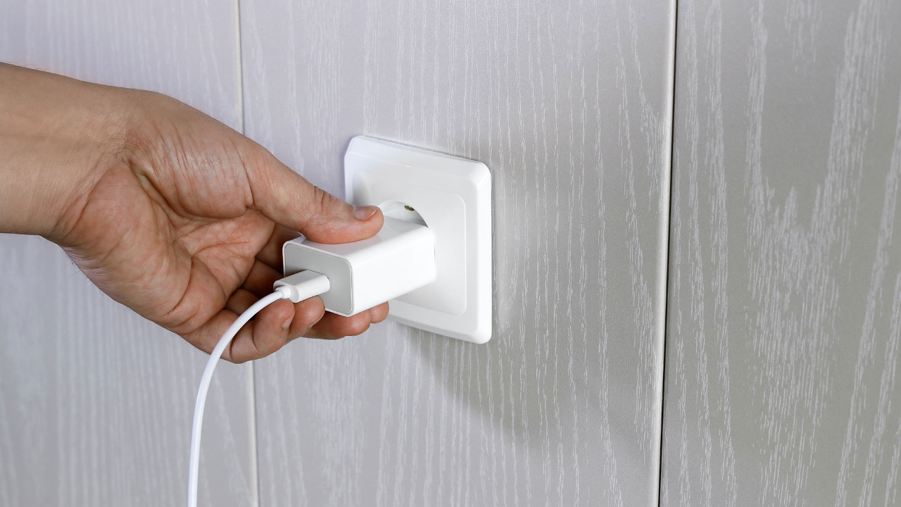 Şarj aletleri kullanılmadığında prizden çekilmeli mi?