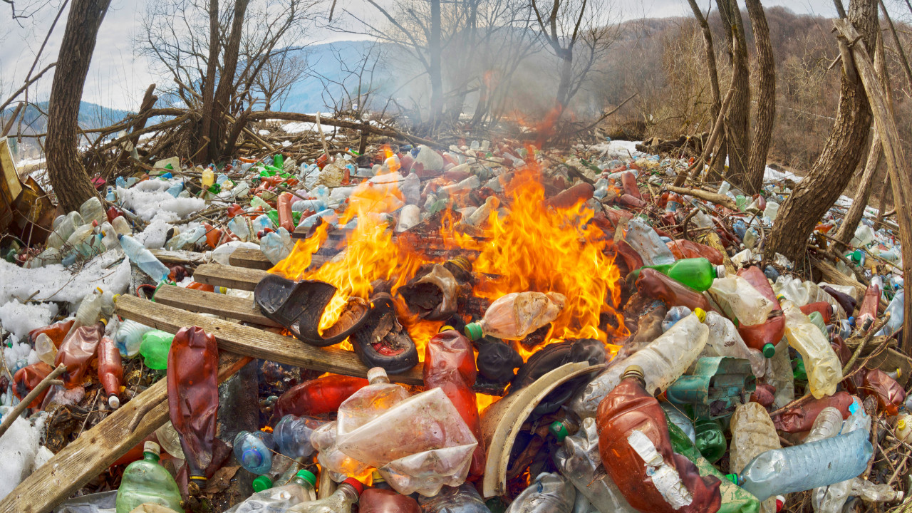 Isınmak için plastik yakılıyor: Bilinen risklere rağmen devam eden tehlike