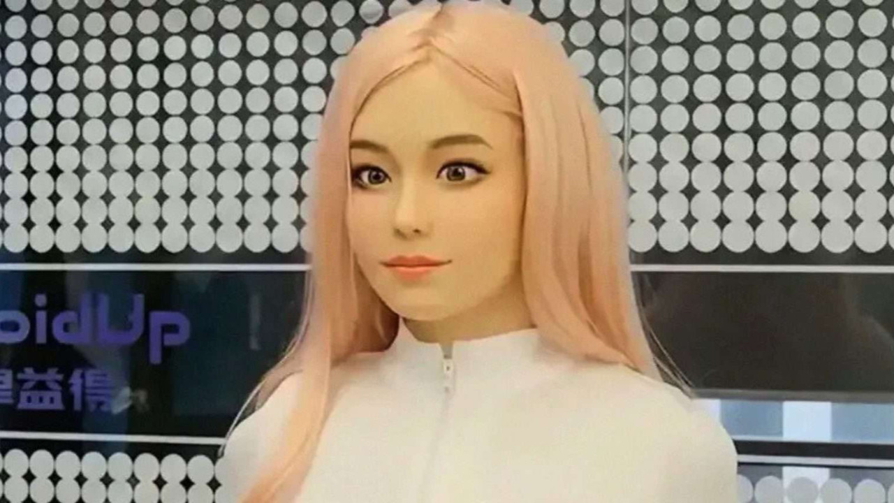 İnsan gibi yürüyor, tepki veriyor, vücut sıcaklığı bile var!