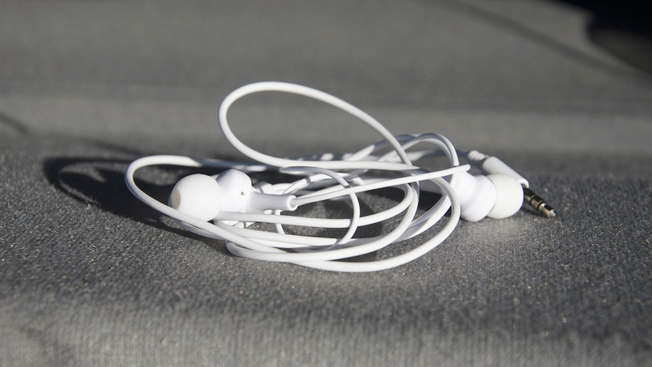 Şaşırtan değişim: Neden herkes kablolu kulaklıklara dönüyor?