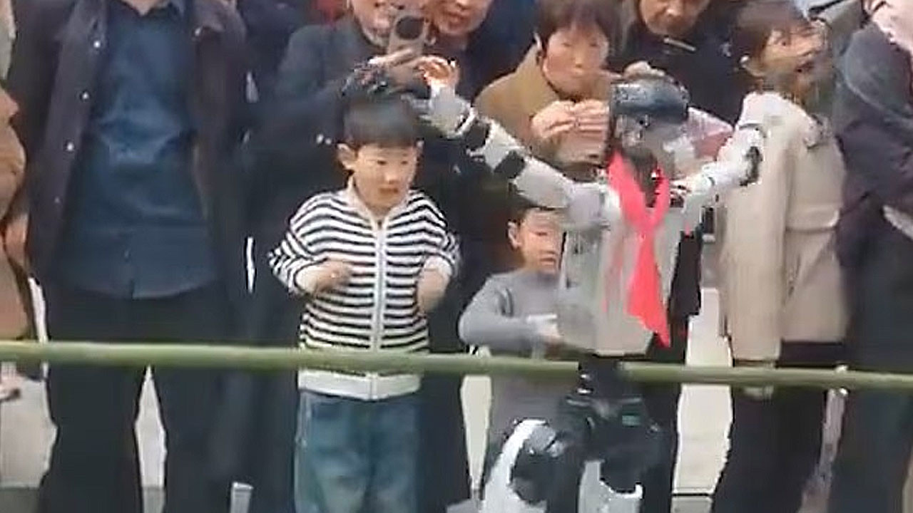 Metal kolların dansı hastanede bitti: İnsansı robot küçük çocuğu tokatladı