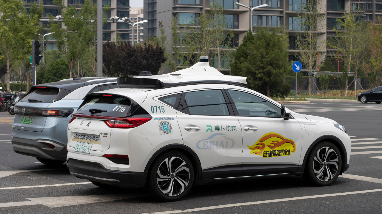 Sürücüsüz araç kabusu: 100 robotaksi aynı anda donup kaldı