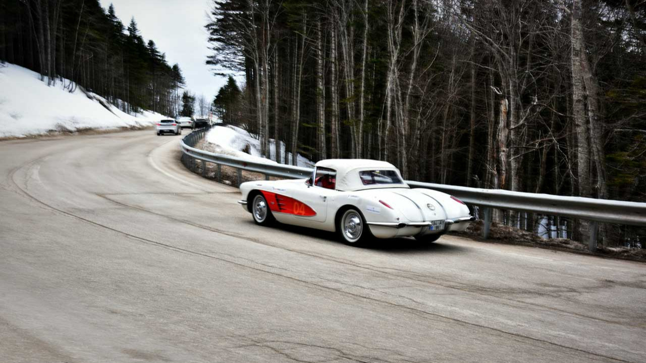 Mustang’den Corvette’e: Uludağ’da karlı zeminde otomobil şovu