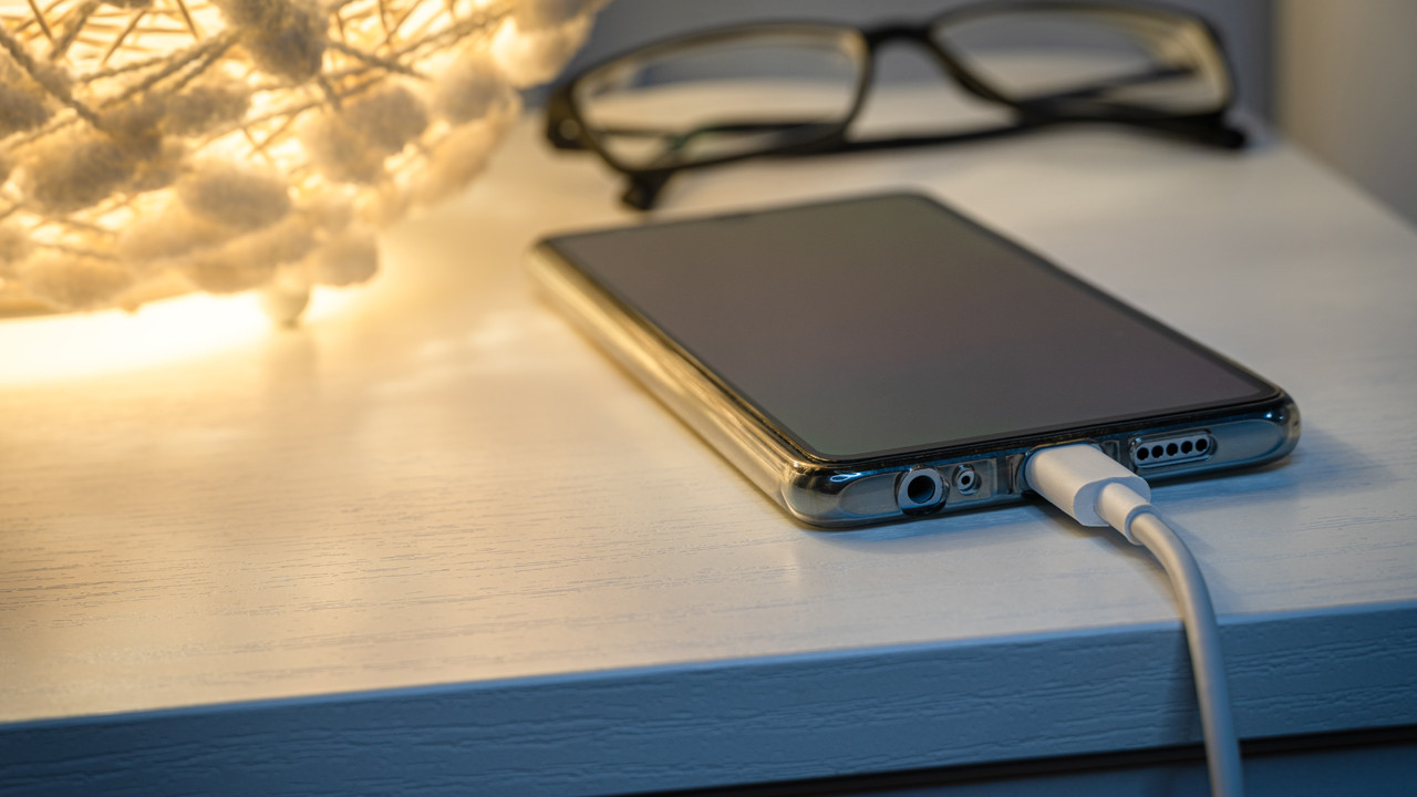 Yeni telefonlarda "12 saatlik ilk şarj" kuralı bitti mi?