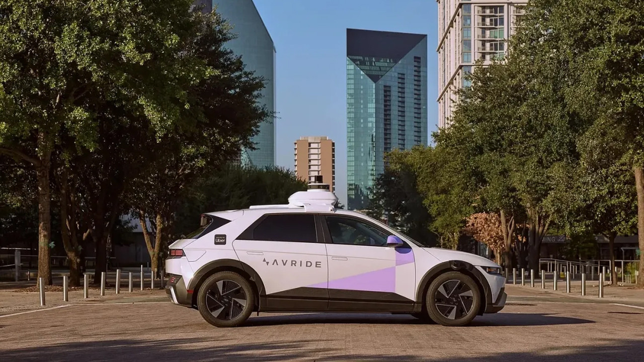 Otonom araba ördeği ezdi, koca bir mahalle isyan etti