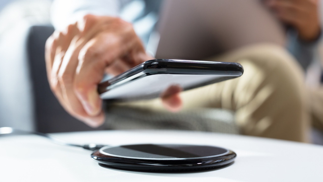 Telefonlar aynı anda hem kablolu, hem de kablosuz şarj edilebilir mi?