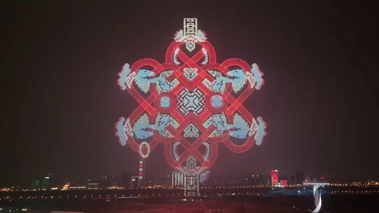 Gökyüzünde insanlık tarihinin en kalabalık dron gösterisi