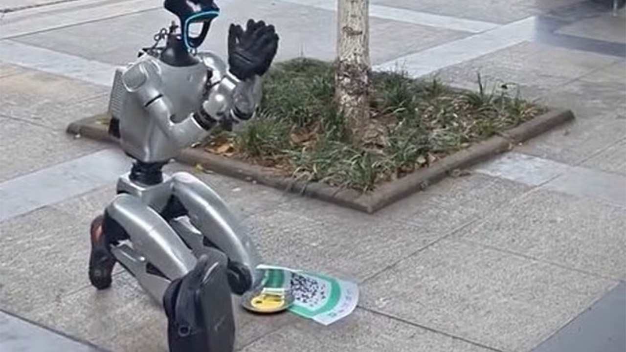 Çin'de sokakta dilenen insansı robot sosyal medyada gündem oldu