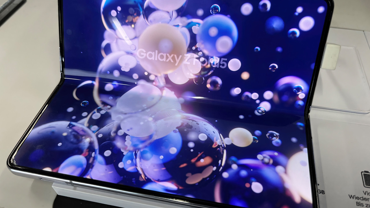 Samsung'un üçe katlanan modeli Z TriFold geri dönüyor