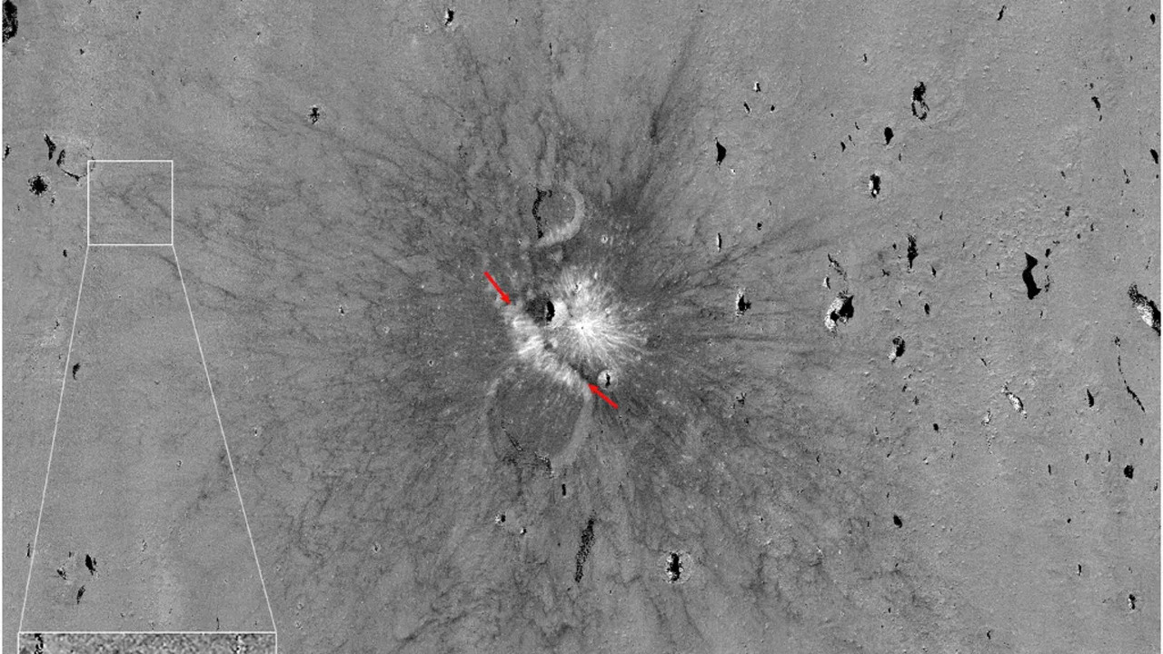 NASA, Ay'da yeni oluşmuş 222 metrelik krater buldu